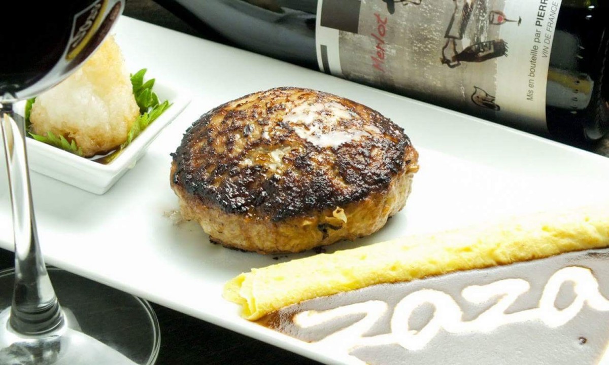 zazaの文字を添えたハンバーグの一皿