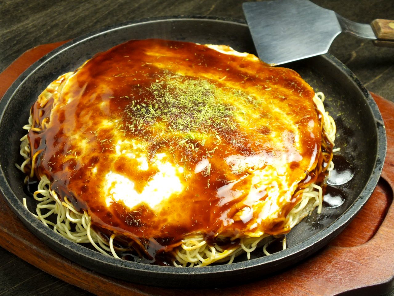 鉄板で焼き上げたお好み焼