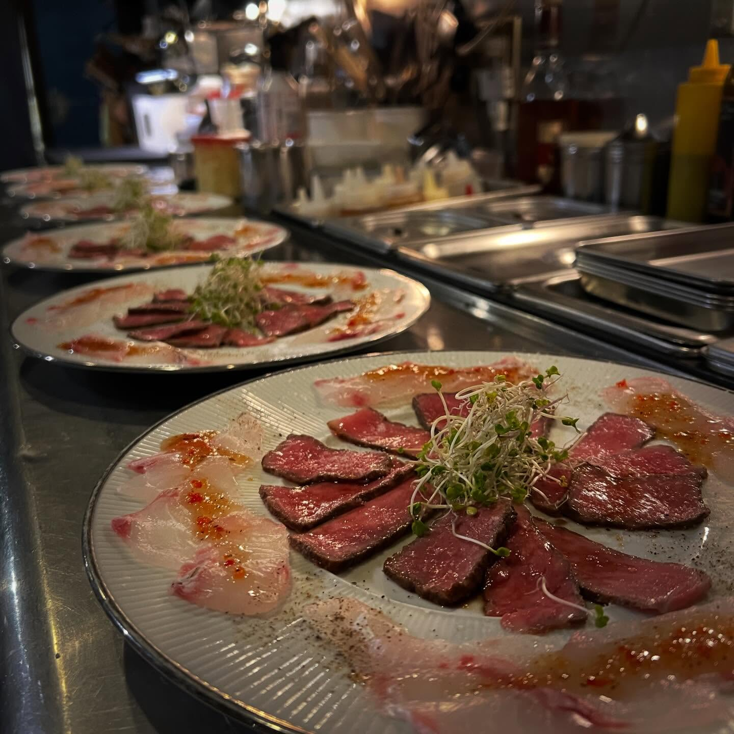 鉄板カウンターに並ぶ牛肉の一皿